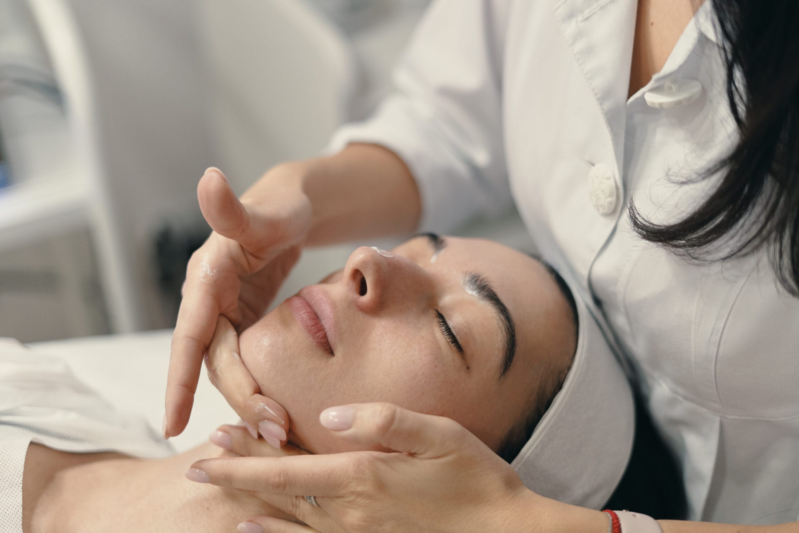 Soin du visage, photographie illustrative de l’attention portée à la peau