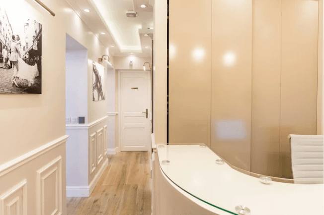 L’espace d’accueil d’Épure Clinic au 8 avenue Dorian à Paris